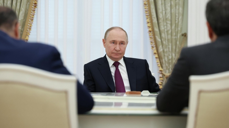Путин встретился с выпускниками военных вузов в Кремле