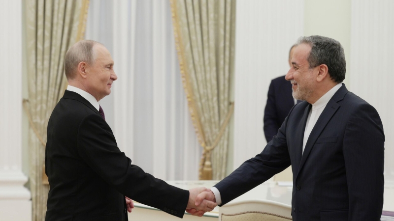 Путин встретился с выпускниками военных вузов в Кремле