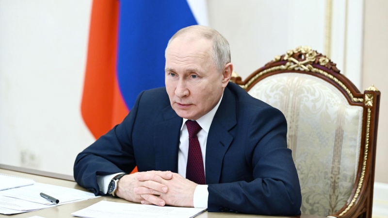 На оперативном совещании с членами Совбеза выступит Лавров, заявил Путин