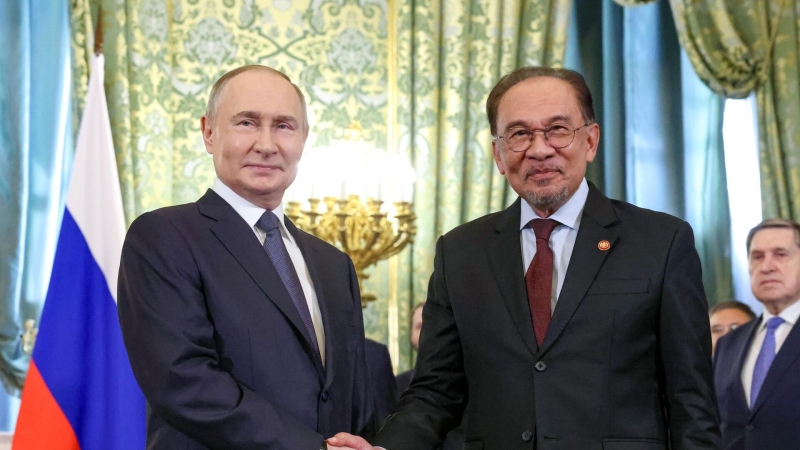 Путин и премьер Малайзии обменялись приветствиями на английском языке