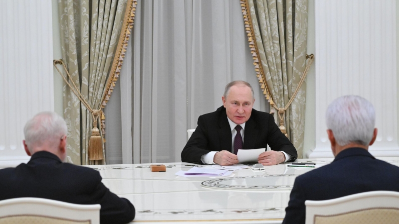Путин пообщался с каждым из глав фракций лично, сообщил Миронов