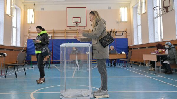 Руководитель фонда "Талант и успех" проголосовала на выборах в Сириусе
